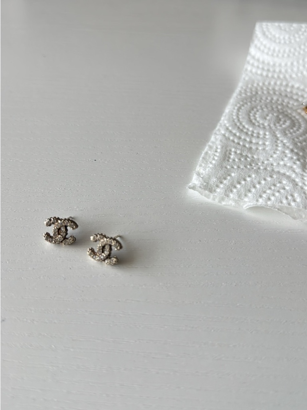 Chanel authentic Interlocking CC Crystal Stud Earrings - gold tone